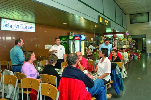Phục vụ khách hàng điểm tâm, giải khát tại Cảng hàng không quốc tế Nội Bài