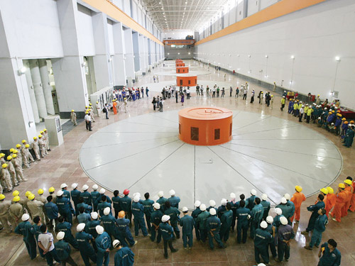 Chiều 26/9/2012, Nhà máy thủy điện Sơn La đã hòa lưới thành công tổ máy số 6, tổ máy cuối cùng của nhà máy.