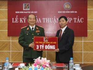 Ông Hoàng Anh Tuấn – Thành viên HĐTV Agribank (phải) đại diện đơn vị trao tài trợ cho Viện bỏng Quốc gia