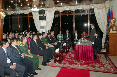 Thủ tướng Nguyễn Tấn Dũng nói chuyện thân mật với các cán bộ, nhân viên Đại sứ quán Việt Nam tại Campuchia.