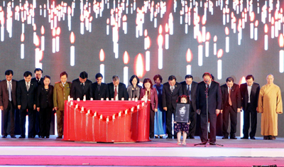 Phó Thủ tướng Nguyễn Xuân Phúc và các đại biểu tưởng niệm các nạn nhân thiệt mạng vì tai nạn giao thông