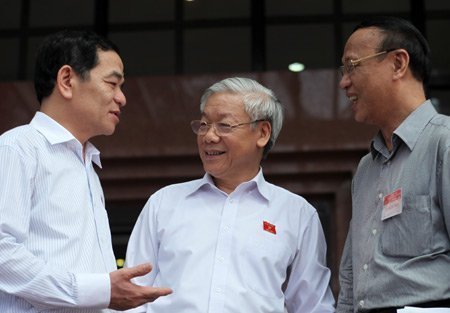 Tổng bí thư Nguyễn Phú Trọng trò chuyện với đại biểu QH. Ảnh: Lê Anh Dũng