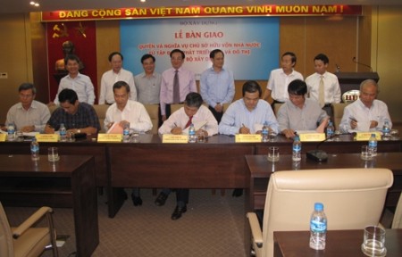 Đồng chí Nguyễn Văn Ngọc, Phó Bí thư Đảng ủy Khối Doanh nghiệp Trung ương và các đồng chí Lãnh đạo chứng kiến lễ bàn giao