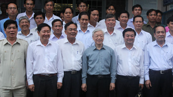 Tổng Bí thư và cán bộ, nhân dân xã Phú Hiệp, huyện Tam Nông.