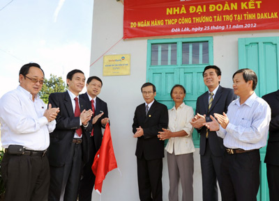 Kéo băng khánh thành một căn nhà cho hộ nghèo tại Đắk Lắk.