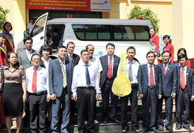 Các đại biểu bên chiếc xe cứu thương do VietinBank tài trợ Bệnh viện Thiện Hạnh