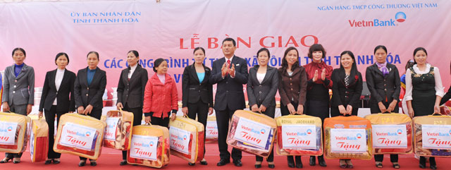 Chủ tịch HĐQT VietinBank Phạm Huy Hùng trao quà cho đại diện các hộ nghèo.