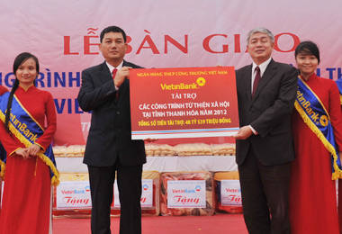 Chủ tịch HĐQT VietinBank Phạm Huy Hùng trao tài trợ năm 2012 cho tỉnh Thanh Hóa.