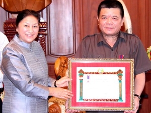 Chủ tịch Quốc hội Lào, Pany Zathotou đã trao tặng Huân chương Lao động hạng 2 cho ông Trần Bắc Hà, Chủ tịch BIDV