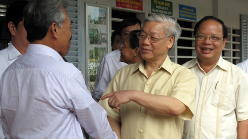 Tổng Bí thư Nguyễn Phú Trọng trò chuyện với cán bộ và nhân dân xã Long Mỹ, huyện Mang Thít.
