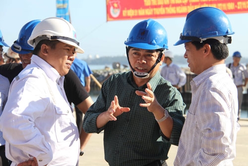 Phó tổng giám đốc PVN Nguyễn Xuân Sơn (đứng giữa) trao đổi với Ban Lãnh đạo DQS về hoạt động sản xuất kinh doanh của công ty