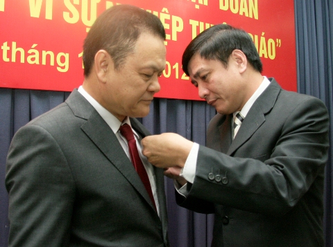 Đồng chí Bùi Văn Cường - Bí thư Đảng ủy Khối DNTW gắn Kỷ niệm chương 