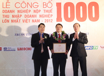 Phó Tổng giám đốc VietinBank Nguyễn Văn Du nhận Chứng nhận V1000.