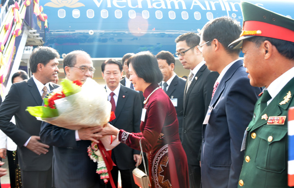 Lễ đón Chủ tịch Quốc hội Nguyễn Sinh Hùng tại sân bay