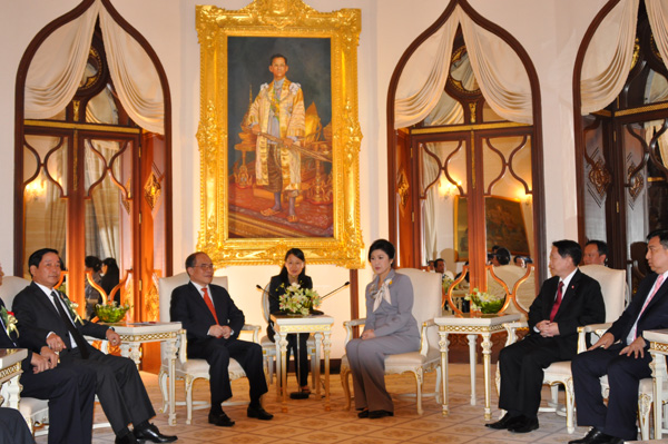 Chủ tịch Quốc hội Nguyễn Sinh Hùng hội kiến với Thủ tướng Thái Lan Yingluck Shinawatra.