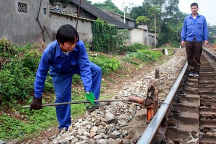 Công nhân đường sắt đang duy tu tuyến Yên Bái - Lào Cai.