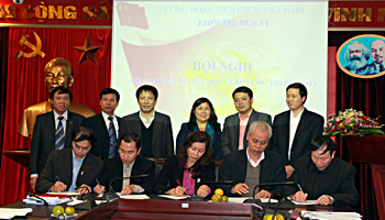 Đại diện lãnh đạo các công đoàn thành viên Khối Thi đua Công đoàn VI ký kết giao ước thi đua năm 2013.