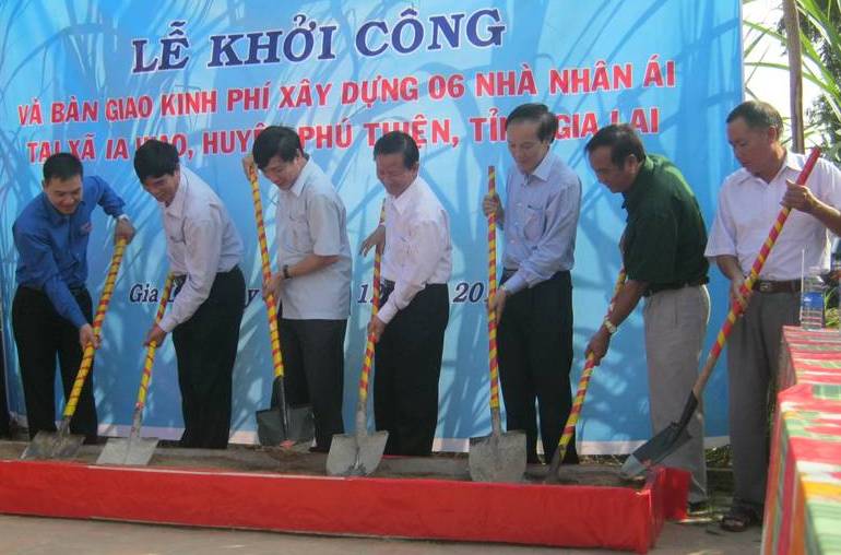 Đoàn Khối Doanh nghiệp Trung ương và Đoàn Ngân hàng TMCP Ngoại thương Việt Nam trao biển hỗ trợ kinh phí xây dựng Nhà nhân ái cho 06 hộ gia đình của xã Ia Hiao, huyện Phú Thiện 