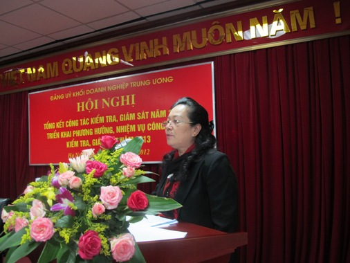 Đồng chí Phạm Thị Hòe - Phó Chủ nhiệm Ủy ban Kiểm tra Trung ương biểu dương những kết quả đạt được trong công tác kiểm tra, giám sát của Đảng ủy Khối 