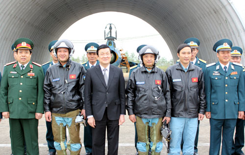 Chủ tịch nước Trương Tấn Sang thăm Trung đoàn Không quân tiêm kích 921