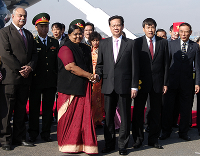 Đại diện phía Ấn Độ đón Thủ tướng và đoàn Việt Nam tại sân bay