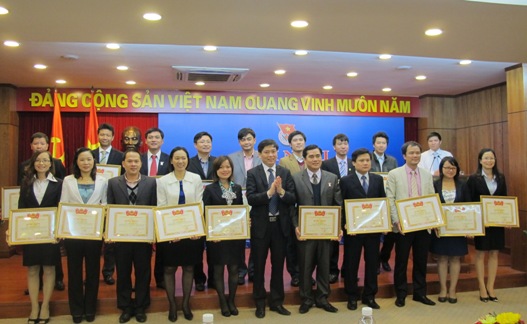 Đồng chí Nguyễn Long Hải - Bí thư Trung ương Đoàn tặng Bằng khen của Trung ương Đoàn cho các cá nhân có thành tích xuất sắc trong công tác Đoàn và phong trào thanh niên năm 2012