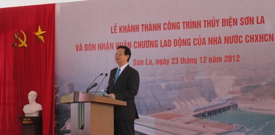 Thủ tướng Chính phủ Nguyễn Tấn Dũng biểu dương những thành tích của Nhà máy thủy điện Sơn La