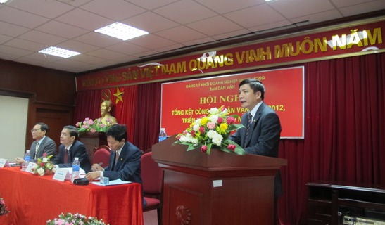 Đồng chí Bùi Văn Cường - Bí thư Đảng ủy Khối doanh nghiệp Trung ương phátbiểu chỉ đạo tại Hội nghị