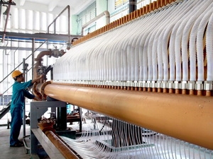 Vận hành máy điện phân ở Công ty cổ phần Hóa chất Việt Trì (Tập đoàn Hóa chất Việt Nam). (Ảnh: Hoàng Hùng/TTXVN)