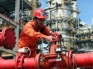 Vận hành thiết bị phục vụ sản xuất xăng dầu tại Nhà máy lọc dầu Dung Quất, tỉnh Quảng Ngãi. (Ảnh: Hà Thái/TTXVN)
