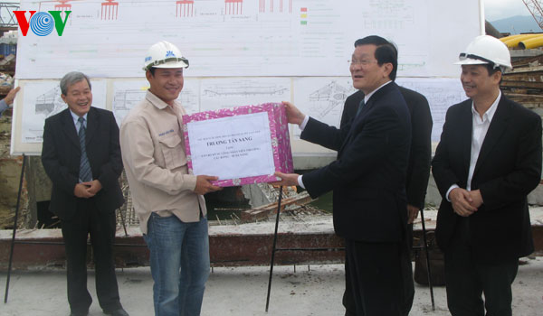 Chủ tịch nước Trương Tấn Sang đã đến thăm và tặng quà cán bộ, kỹ sư và công nhân đang thi công trên công trường cầu Rồng
