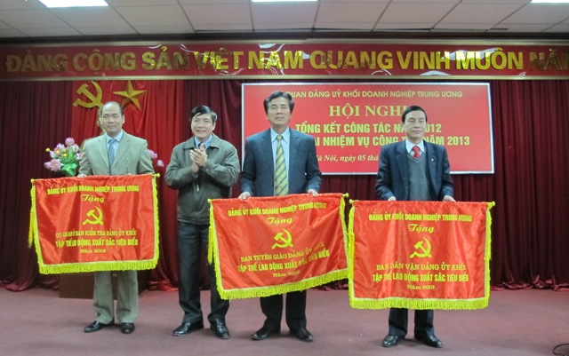 Đồng chí Bùi Văn Cường trao cờ thi đua Tập thể lao động xuất sắc tiêu biểu cho 3 Ban Tuyên giáo, Ban Dân vận và Ủy ban kiểm tra 
