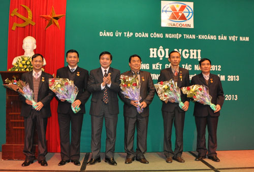 Các đồng chí được tặng Kỷ niệm chương vì có nhiều thành tích đóng góp trong công tác xây dựng Đảng.