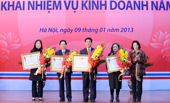 Bà Nguyễn Thị Kim Ngân trao tặng Huân chương Lao động hạng Nhì cho 3 tập thể và 1 cá nhân