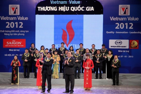 Phó Thủ tướng Hoàng Trung Hải trao giải thưởng cho Tổng giám đốc PTSC Nguyễn Hùng Dũng.