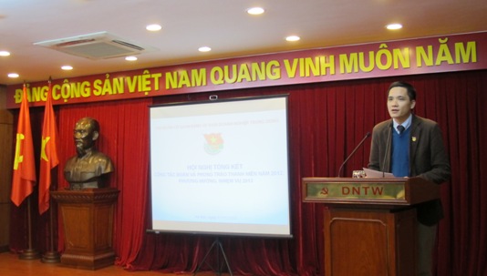 Bí thư Chi đoàn Cơ quan Đảng ủy Khối Nguyễn Anh Tuấn báo cáo kết quả công tác Đoàn và phong trào thanh niên năm 2012