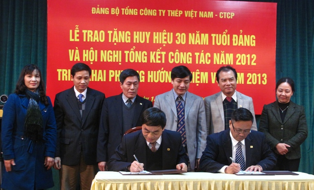 Đồng chí Bùi Văn Cường và các đồng chí lãnh đạo các Ban đơn vị đã chứng kiến Lễ công bố quyết định chuẩn y chức vụ Bí thư Đảng ủy và ký bàn giao nhiệm vụ giữa nguyên Bí thư và Bí thư Đảng ủy CTCP.