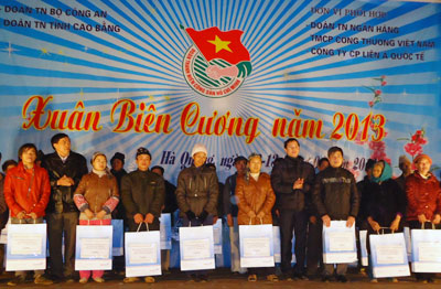 Phó Bí thư thường trực Đoàn thanh niên VietinBank Nguyễn Trung Hậu tặng quà tết cho bà con huyện Hà Quảng.