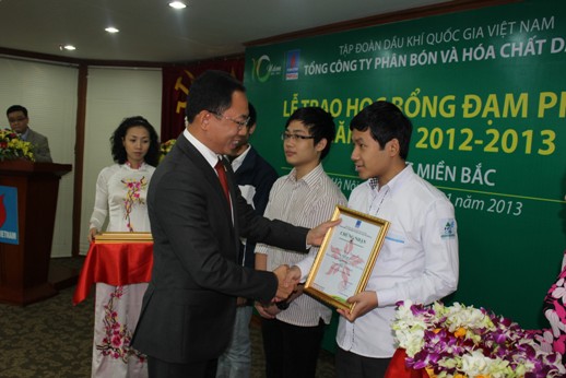 Đồng chí Cao Hoài Dương - Tổng Giám đốc PVFCCo trao học bổng cho sinh viên nghèo vượt khó tại các trường đại học, cao đẳng phía Bắc
