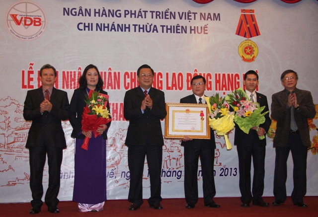 Ông Trần Thanh Bình, Phó Bí thư Thường trực Tỉnh ủy và Ông Nguyễn Quang Dũng Tổng Giám đốc VDB trao huân chương cho VDB Chi nhánh Thừa Thiên - Huế