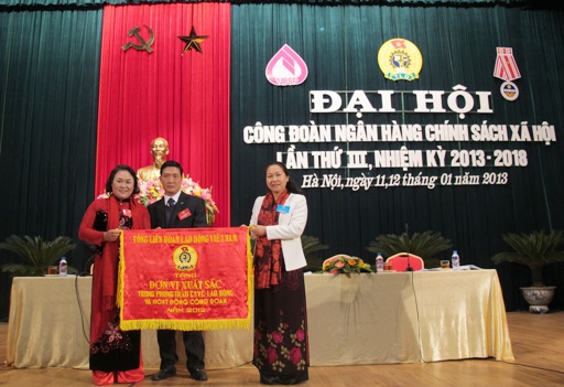 Đồng chí Nguyễn Thị Thu Hồng - Phó Chủ tịch Tổng Liên đoàn Lao động Việt Nam tặng cờ thi đua cho tập thể Công đoàn NHCSXH có thành tích xuất sắc trong phong trào thi đua lao động giỏi năm 2012