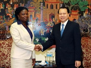 Phó Thủ tướng Chính phủ Vũ Văn Ninh tiếp bà Victoria Kwakwa, Giám đốc Ngân hàng thế giới (WB) tại Việt Nam. (Ảnh: Doãn Tấn/TTXVN)