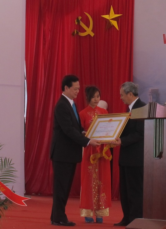 Thủ tướng Nguyễn Tấn Dũng trao bằng khen cho ông Thái Phụng Nê