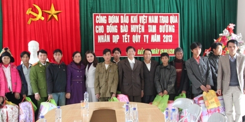 Nhiều phần quà của những người lao động dầu khí đã đến tay đồng bào huyện Tam Đường, tỉnh Lai Châu