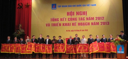 Thứ trưởng Bộ Công Thương Lê Dương Quang và Chủ tịch HĐTV PVN Phùng Đình Thực tặng cờ Thi đua của Bộ Công Thương cho các tập thể thuộc PVN