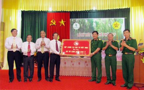 Ðại diện Tập đoàn cao-su Việt Nam ký kết quy chế phối hợp với Bộ Tư lệnh Quân khu 2.  
