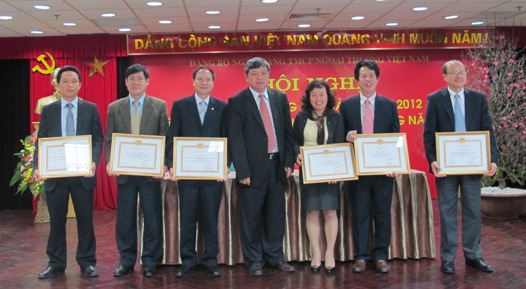 Đại diện lãnh đạo Vietcombank tặng Giấy khen cho các tập thể và cá nhân