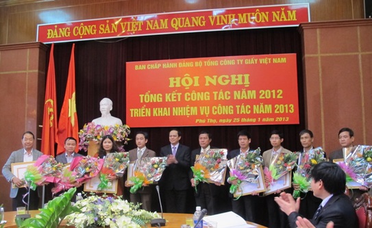 Đồng chí Nguyễn Văn Ngọc - Phó Bí thư Đảng ủy Khối trao tặng Bằng khen của Đảng ủy Khối cho các tổ chức cơ sở đảng