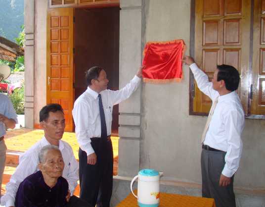 Tổng Công ty Lương thực miền Bắc bàn giao nhà tình nghĩa cho các gia đình chính sách huyện Minh Hóa, tỉnh Quảng Bình theo Nghị quyết 