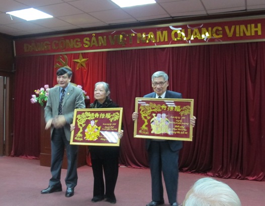 Đồng chí Bùi Văn Cường - Bí thư Đảng ủy Khối trao tặng bắc trướng cho cán bộ hưu trí